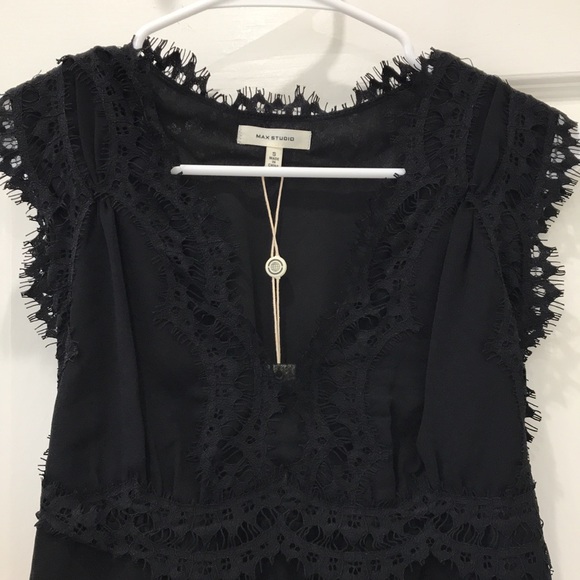 Max Studio lace v-neck tank. Size Small NWT - Picture 3 of 7